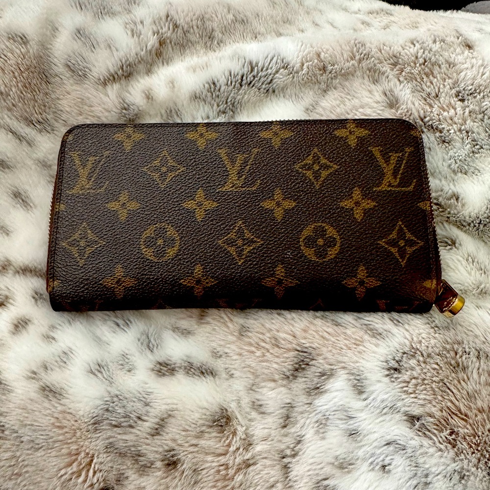 Louis Vuitton wallet zippy